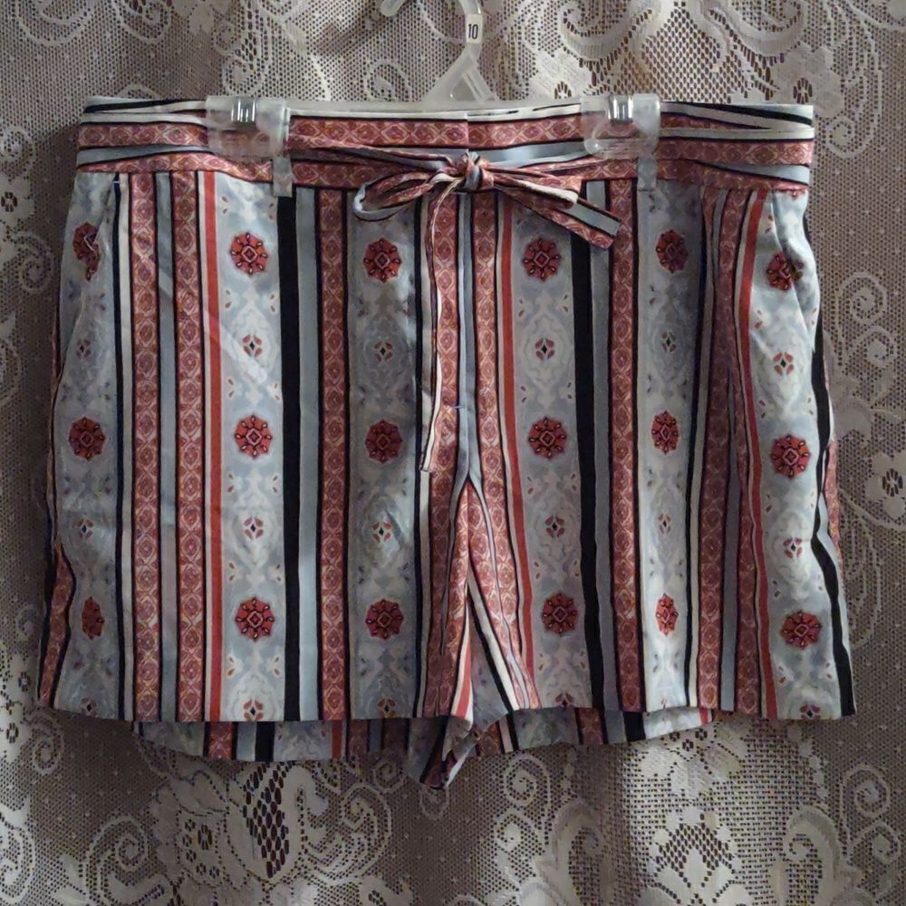 The Loft Women's Size‎ 8 Red Blue Cream Floral Stripe Shorts Zip lightweight